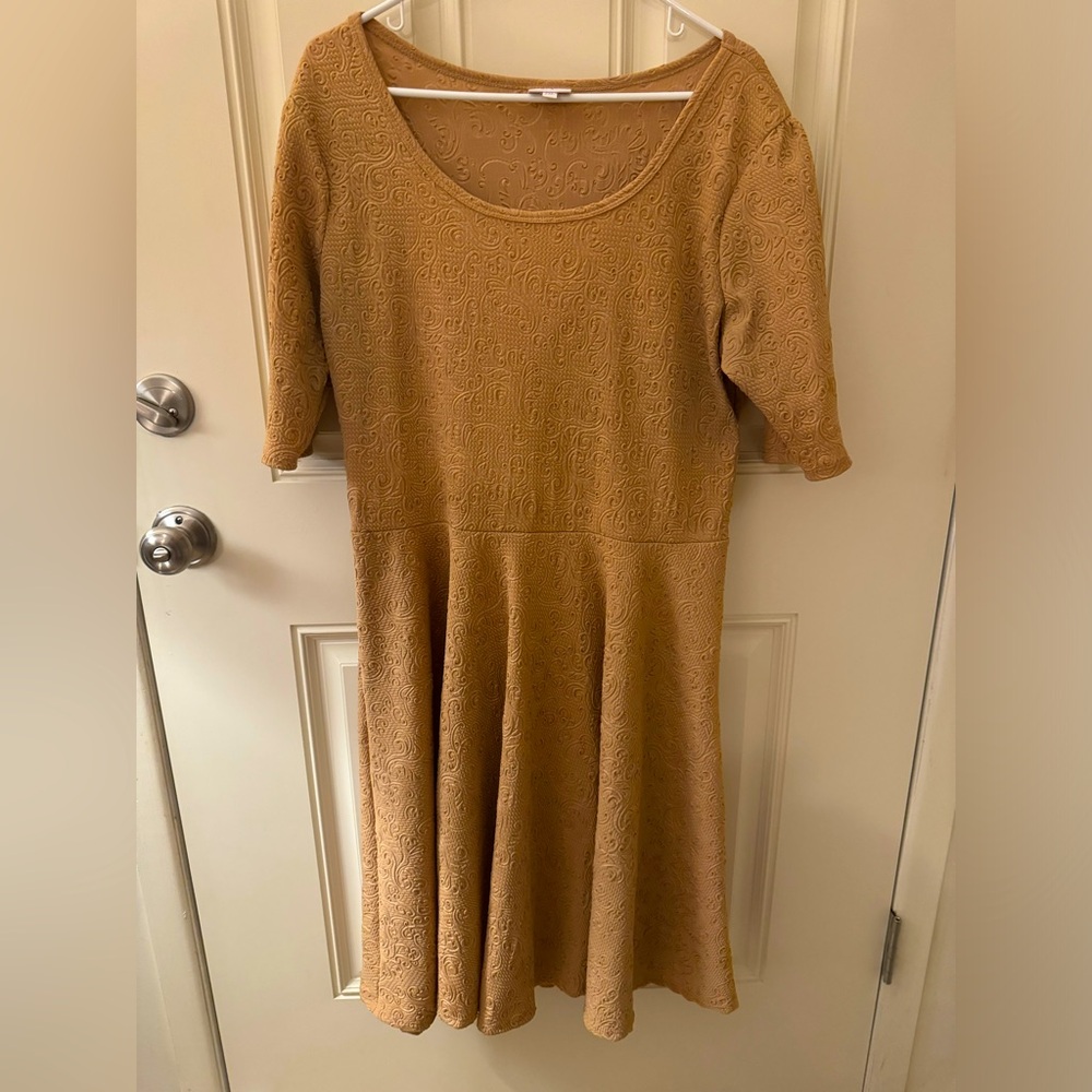 LuLaRoe Nicole - Beige embossed pattern